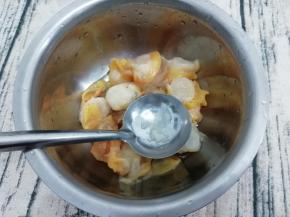 在加入盐腌制五分钟