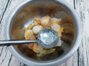 在加入盐腌制五分钟