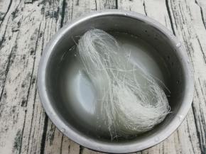 将粉丝用水冲一下，然后用温水浸泡十分钟