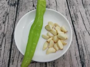 准备好蒜和青椒