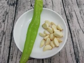 准备好蒜和青椒