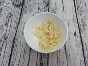 蒜用刀切碎加盐搅匀