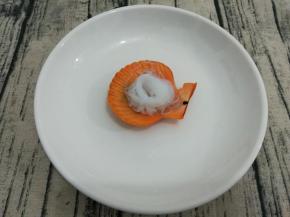 将粉丝绕成圈形放在扇贝壳中