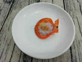 然后将腌好的扇贝放在上面