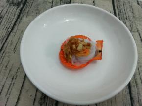 在将蒜蓉放在扇贝肉上