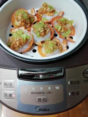 放入电饭煲中，蒸十分钟