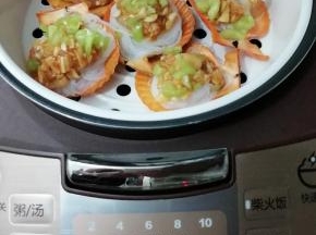 放入电饭煲中，蒸十分钟