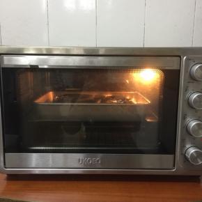 放入提前预热好的烤箱，上下火180度烤60分钟。