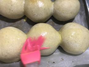 刷在面包坯上，提前180度预热烤箱10分钟