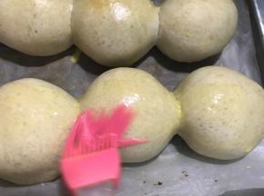 刷在面包坯上，提前180度预热烤箱10分钟