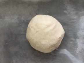 倒扣在铺好油纸的烤盘里，密封发酵至两倍大