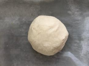 倒扣在铺好油纸的烤盘里，密封发酵至两倍大