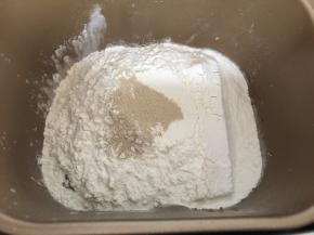 把面包食材除黄油外，放入面包机桶内