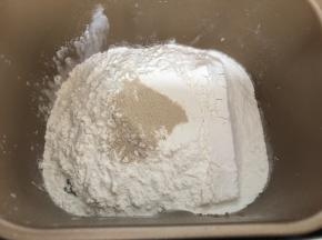 把面包食材除黄油外，放入面包机桶内