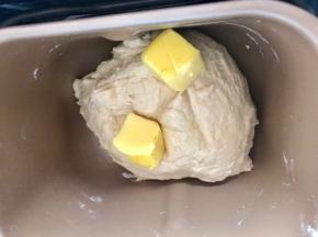 加入黄油，继续揉面30分钟至扩展阶段
