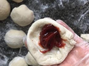 捏成窝窝，放入杨梅酱，跟包子一样收口
