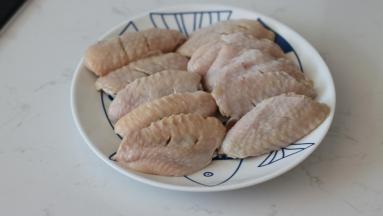 鸡翅要买新鲜的鸡翅中，不要买那种冻的，这点很重要！鸡翅两面开花刀之后用流动水清洗干净，沥干水分备用