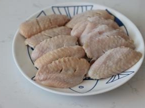鸡翅要买新鲜的鸡翅中，不要买那种冻的，这点很重要！鸡翅两面开花刀之后用流动水清洗干净，沥干水分备用