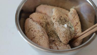 黑胡椒粒研磨成黑胡椒碎，与食盐，柠檬汁一起与鸡翅拌均匀。（味好美有带研磨瓶的那种黑胡椒粒，很方便）