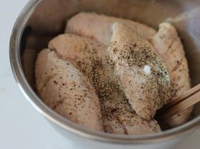 黑胡椒粒研磨成黑胡椒碎，与食盐，柠檬汁一起与鸡翅拌均匀。（味好美有带研磨瓶的那种黑胡椒粒，很方便）