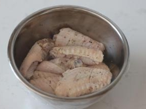蒙上保鲜膜。放入冰箱腌制入味。冷藏半小时
