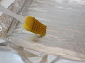烤盘上铺好锡纸，要裁的大一些。用硅胶毛刷薄薄的刷一层油