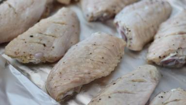 每一个鸡翅上再撒少许盐，不要撒多，多了会咸！！