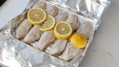 摆上前面切好的柠檬片。腌制鸡翅的汤水倒掉！！不要一起倒进来！！