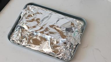 再把鸡翅用锡纸包好，准备丢进烤箱烤吧