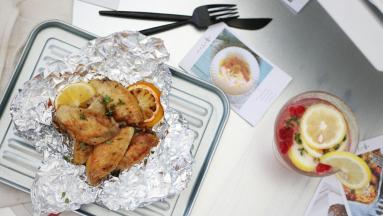 因为柠檬在烤的过程中还会有汁水渗出，又包着锡纸，所以成品肉质很嫩。另外，这款烤箱自带的烤盘很好看呀，拍照时用来做道具也是不错的选择~