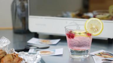 冰镇过的苏打水+柠檬+几颗覆盆子。随手调配一杯饮料。生活就是这样简单满足