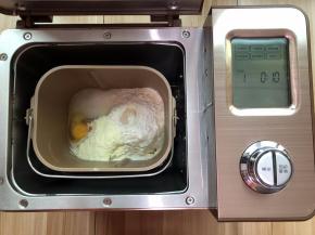 所以材料投进面包机桶,启动和面程序,揉至能拉出厚模