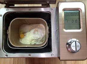 所以材料投进面包机桶,启动和面程序,揉至能拉出厚模