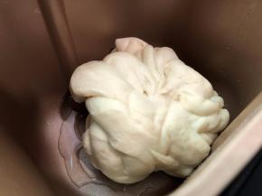 加入油继续揉面，揉至扩展