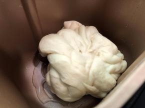 加入油继续揉面，揉至扩展