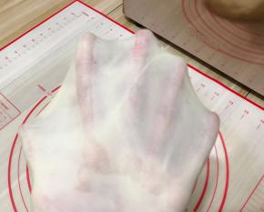 揉至完成扩展，可拉出薄而有韧性的手套膜