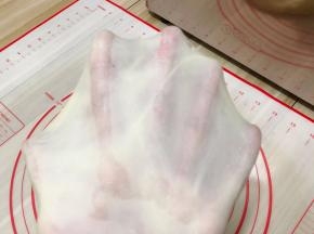 揉至完成扩展，可拉出薄而有韧性的手套膜