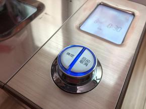 启动发酵功能时间为35分钟, 发酵好的面团，用手粘点面粉戳一个洞不回缩就是发酵好了