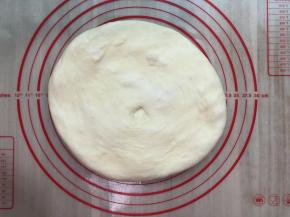 发酵好的面团拿出来排气