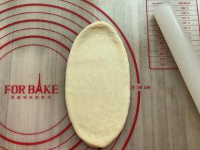 再次擀开成椭圆形,借助刮板把面团翻面