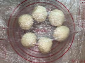 分成6等份，滚圆后盖上保鲜膜松弛20分钟
