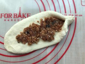 码上海苔肉松，收口捏紧