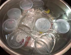 瓶子要烫煮一下，高温灭菌，煮好捞出沥干水分，盖子用开水微微烫一下