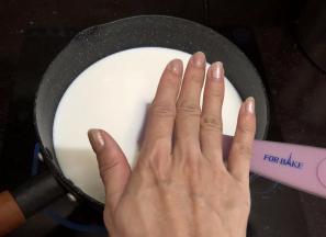 用手感受一下温热不烫手的，如果用温度计测大约是42℃左右。即可离开电磁炉
然后加入菌粉时奶液温度不可超过45℃，以免过高温度影响菌粉的活性。
一边搅拌一边加入酸奶菌粉。加入菌粉后继续搅拌一会儿让菌粉充分的和奶液混合
