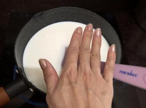 用手感受一下温热不烫手的，如果用温度计测大约是42℃左右。即可离开电磁炉
然后加入菌粉时奶液温度不可超过45℃，以免过高温度影响菌粉的活性。
一边搅拌一边加入酸奶菌粉。加入菌粉后继续搅拌一会儿让菌粉充分的和奶液混合