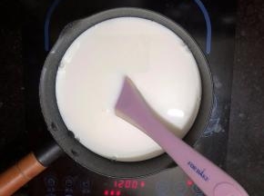 加入细砂糖，搅拌至砂糖溶化