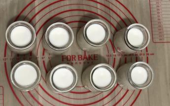 分装至小瓶子里，这里的量可以分成8个小瓶子。1瓶100ml