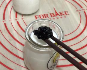 加入适量的蓝莓酱(蓝莓酱也可在热牛奶的时候加)