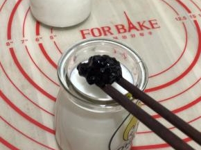 加入适量的蓝莓酱(蓝莓酱也可在热牛奶的时候加)