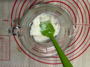 准备烫种
30克高筋面粉加入85克沸水中混合至看不见干粉，放在一旁晾凉放入冰箱1小时以上